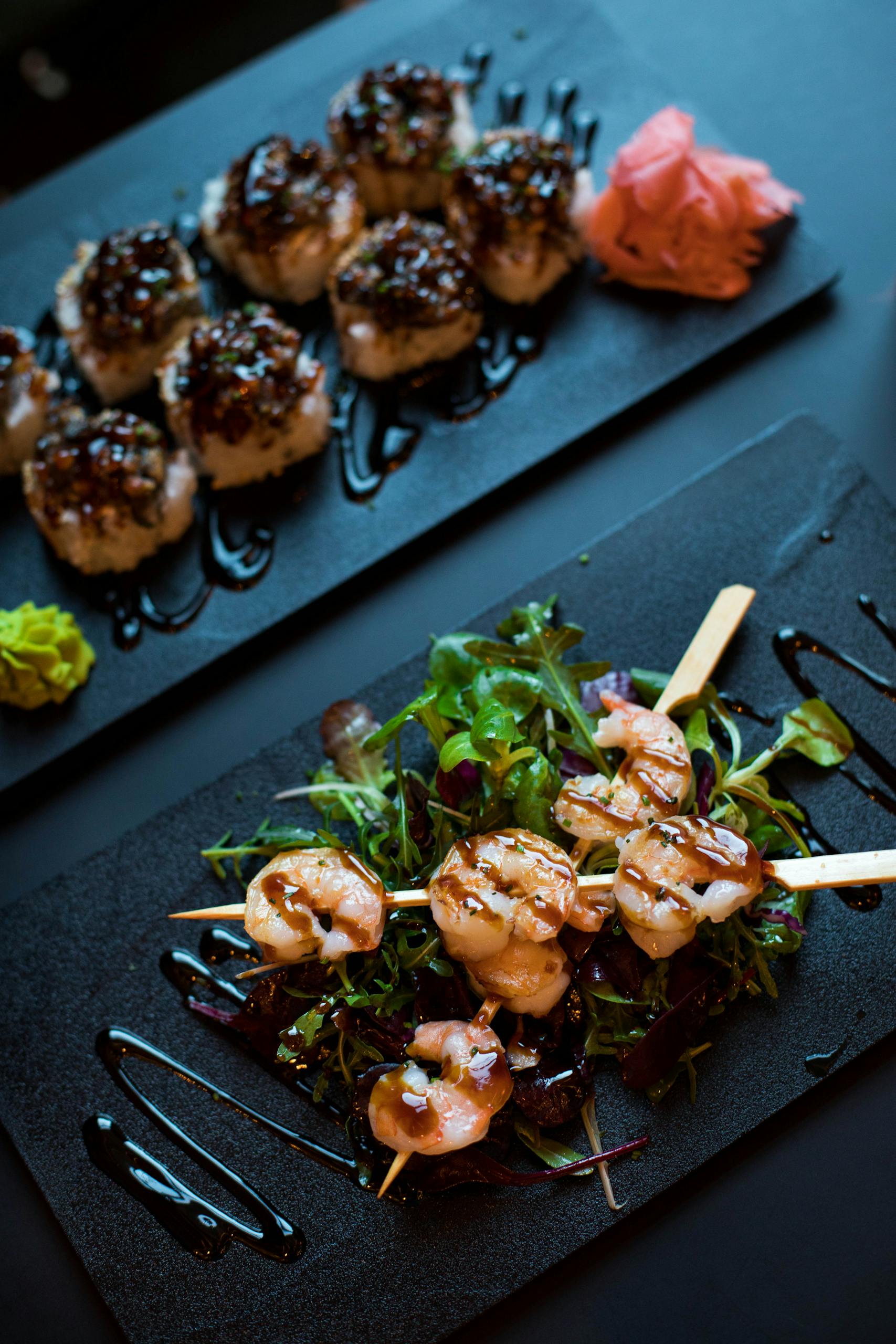 Prototipo tres Delicious grilled shrimp skewers served with mixed greens and balsamic glaze, perfect for a gourmet dining experience.